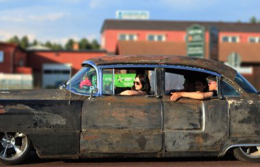Rattvik, İsveç - 27 Temmuz 2013: Klasik Araba Haftası Rttvik - Eski Cadillac paslı siyah vintage araba. Paslı bir vücudu olan klasik bir Cadillac..