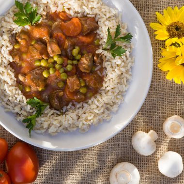 Sağlıklı, dengeli bir diyetle yemek servisi. Pakette hazır yemek var..