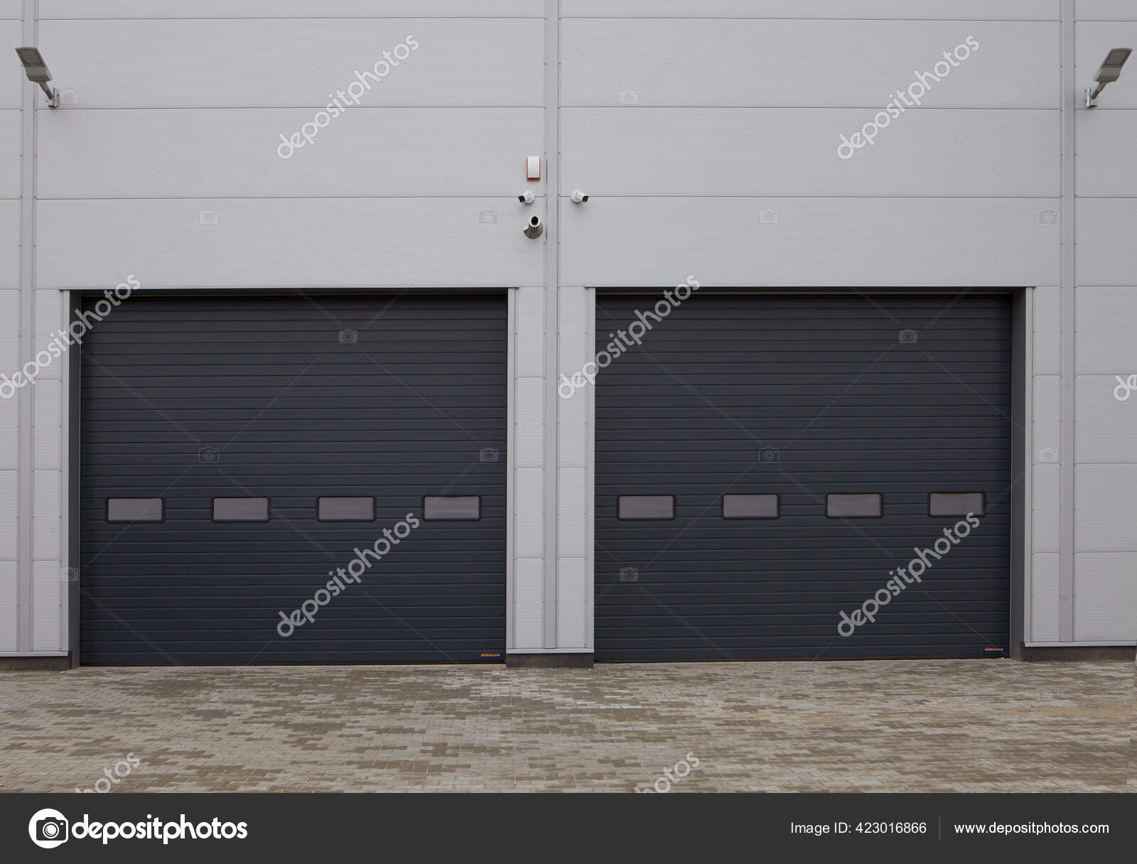 창고에서 사용되는 격납고에 출입문 로울러 — 스톡 사진 © MAXSHOT #423016866