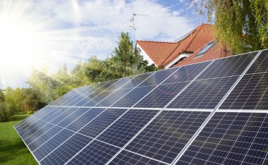 Dramatik günbatımı arka planında güneş paneli hücresi, temiz Alternatif enerji konsepti. Ev bahçesindeki bir dizi güneş panelinin fotoğrafı. Güzel güneşli hava.