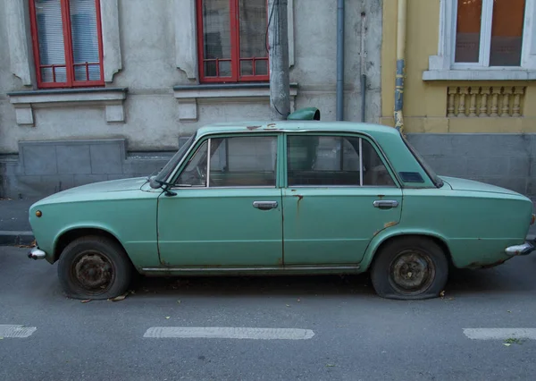 Rusty Abandonou Carro Numa Rua Cidade Carro Passageiros Velho Estacionado — Fotografia de Stock