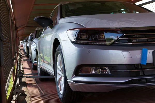 Poznan, Polonya - 17 Mayıs 2019: Marki VW trenle taşınıyor.