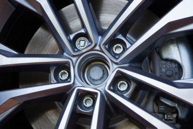 POZNAN - 17 Mayıs 2019: yakın çekimde yeni bir araba tekerleği. Yepyeni bir tekerlek ve lastik. Fabrikadan geliyorum..