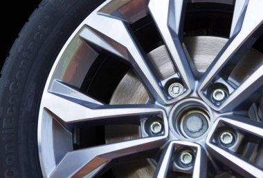 POZNAN - 17 Mayıs 2019: yakın çekimde yeni bir araba tekerleği. Yepyeni bir tekerlek ve lastik. Fabrikadan geliyorum..