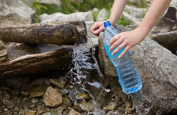 Mengambil Mata Air Dari Mata Air Pegunungan Pengisian Air Botol — Stok Foto