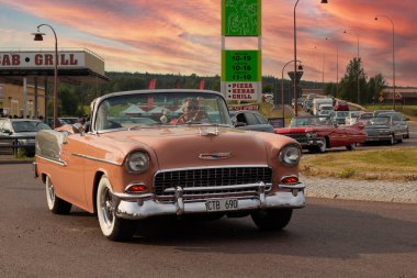 Rattvik, İsveç - 27 Temmuz 2013: Klasik Araba Haftası Rttvik - Chevrolet Bel Air 1955, eski zaman aracı. Üstü açık eski araba, klasik araba, gün batımı..