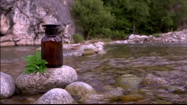 Botella Boticario Con Hierba Fondo Arroyo Montaña Medicina Alternativa Concepto — Vídeo de stock