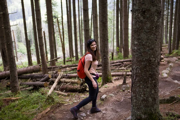Wędrówka Lesie Szlak Turystyczny Uśmiechnięta Kobieta Spacerująca Wędrówki Piesze Aktywny — Zdjęcie stockowe