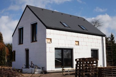 İskele direği platformlu modern ev inşaatı. Yeni yerli bina.