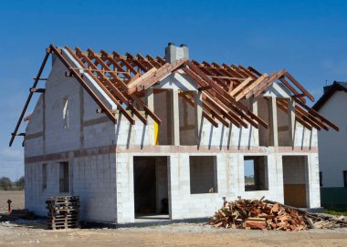 İnşaat alanındaki yeni ev inşaatı devam ediyor.