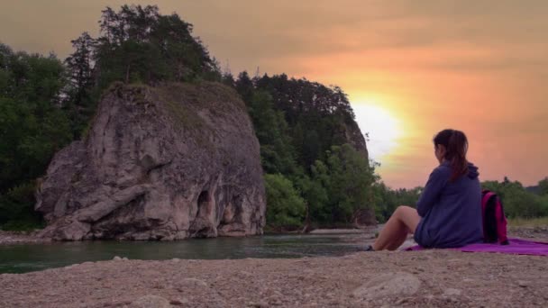 Tânăra Turistă Stă Malul Râului Femeie Malurile Râului Bialka Din — Videoclip de stoc