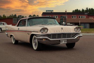 Rattvik, İsveç - 27 Temmuz 2013: Klasik Araba Haftası Rttvik - Pembe Chrysler New Yorker 1957.