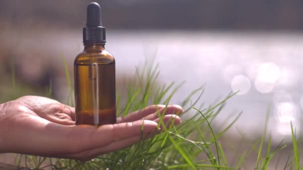 Garrafa Conta Gotas Mão Fundo Natural Desfocado Espaço Coberto Sim — Vídeo de Stock