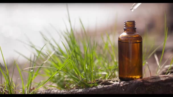 Pipeta Cosmética Con Gota Oleosa Sobre Fondo Natural Bonito Bokeh — Vídeos de Stock