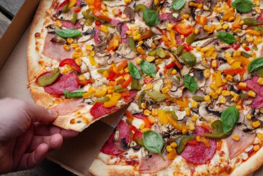 Bir dilim pizza hamuru alıyorum. PIZZA - düz serili fotoğraf. Yakın çekim yüksek çözünürlük