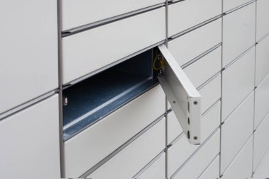 Kurye paketi paket dolabına koyar. E-ticaret.