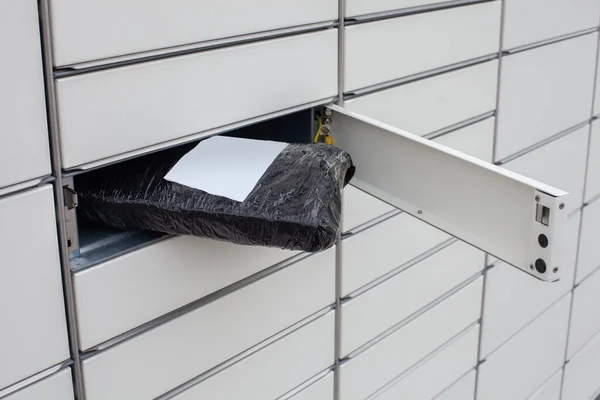 Versand Eines Pakets Mit Postautomat Commerce — Stockfoto