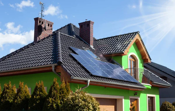 Painéis Solares Telhado Uma Bela Casa Moderna Verde Céu Limpo — Fotografia de Stock