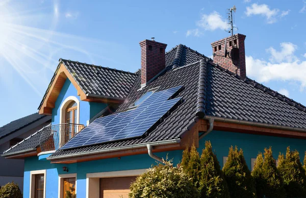 Painéis Solares Telhado Uma Bela Casa Moderna Azul Céu Azul — Fotografia de Stock