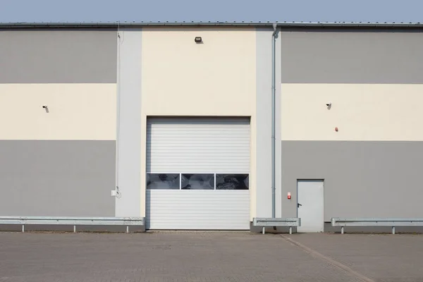 Grijze Ijzeren Luiken Van Een Industrieel Gebouw Met Grijs — Stockfoto