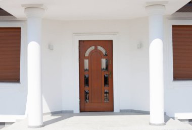 Lüks Eve Zarif Giriş - Beyaz cephe ve sütunlar.