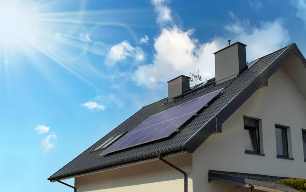 Painéis Fotovoltaicos Telhado Casa Moderna — Fotografia de Stock