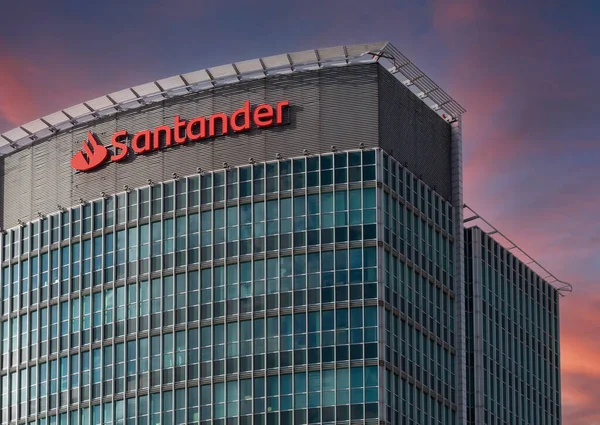 Polonya Poznan Nisan 2021 Santander Banka Binasında Santander Logosu Santander — Stok fotoğraf