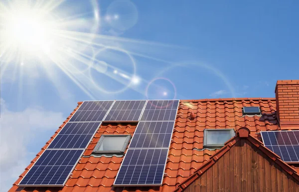 屋根の上の太陽電池パネル コピースペース — ストック写真