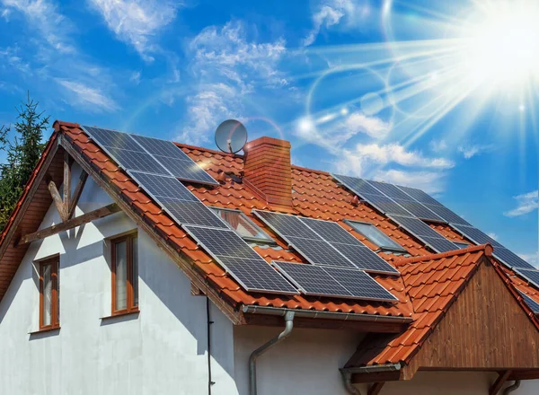 屋根の上の太陽光発電パネル — ストック写真