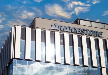 Polonya, Poznan - 27 Nisan 2021: Lastik üreticisi Bridgestone 'un logosu.