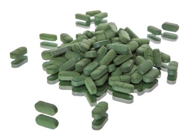 Beyaz arka planda izole edilmiş yeşil haplar. Zeynep.