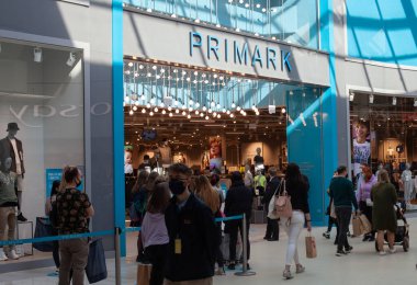 Polonya, Poznan - 08 Mayıs 2021: Şirket levhası Primark. Alışveriş Merkezi.