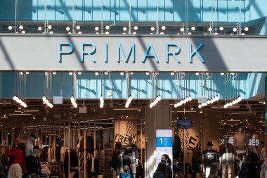 Polonya, Poznan - 08 Mayıs 2021: Alışveriş merkezindeki Primark mağazasına giriş