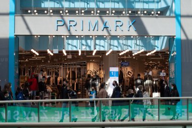 Polonya, Poznan - 08 Mayıs 2021: Şirket levhası Primark. Alışveriş Merkezi.