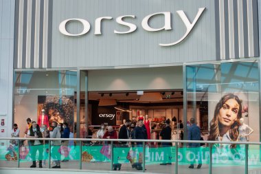 Polonya, Poznan - 08 Mayıs 2021: Alışveriş Merkezi 'ndeki butiklerinin önünde Orsay Moda logosu.
