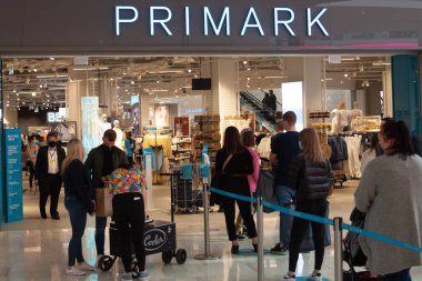 Polonya, Poznan - 08 Mayıs 2021: alışveriş merkezindeki Primark mağazasına giriş. LOGO