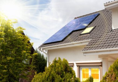 Çatı katındaki güneş panelleri. Güzel modern ev ve güneş enerjisi.