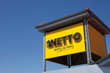 Polonya, Varşova - Haziran 05, 2021: Süpermarket Netto 'nun dış görünümü. Şarkı söyle.