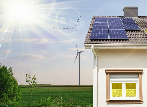 モダンな家の屋根の上にソーラーパネル 代替エネルギー源 — ストック写真