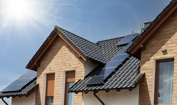 Painéis Solares Planta Fotovoltaica Telhado Uma Casa Moderna — Fotografia de Stock