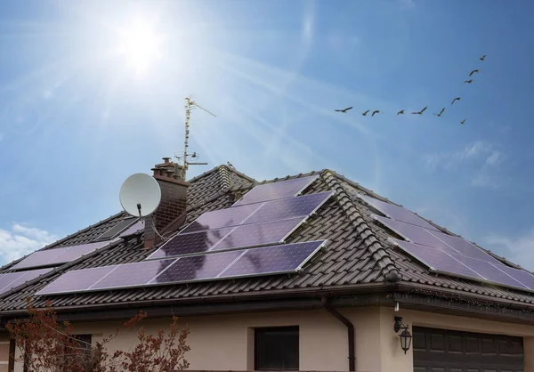 Сонячні Панелі Даху Прекрасний Сучасний Будинок Сонячна Енергія Промені Сонця — стокове фото
