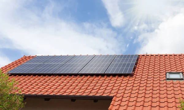 屋根の建物の上にソーラーパネル付きの家 屋根に設置された太陽光パネル — ストック写真