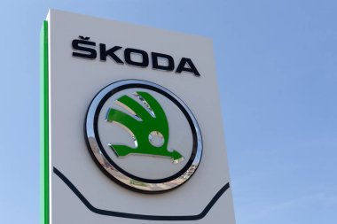 Poznan, POLAND - 30 Temmuz 2021: Galerinin önündeki Skoda bayii tabelası.