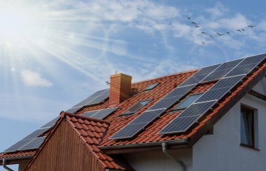 Çatıda güneş panelleri olan ev. GÜNEŞ