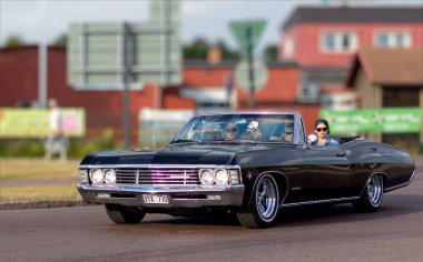 Rattvik, İsveç - 27 Temmuz 2013: Klasik Araba Haftası Rttvik - Siyah Chevrolet Impala Üstü açılır, Cabrio.