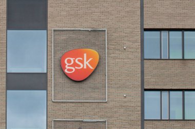 Polonya, Poznan - 18 Ağustos 2021: Poznan, Polonya 'daki GlaxoSmithKline ofis binası. GlaxoSmithKline aynı zamanda GSK ilaç şirketidir..