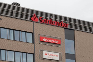 Polonya, Poznan - 18 Ağustos 2021: Santander banka binasında Santander logosu. Santander bir İspanyol bankası..