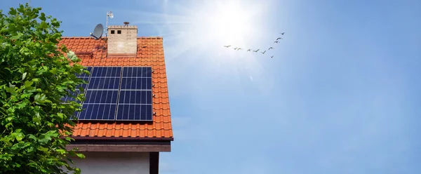 Painéis Solares Telhado Conceito Energias Renováveis Fotovoltaicas Banner Espaço Cópia — Fotografia de Stock