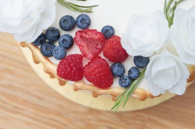 Pasta ayrıntısı - yukarıdaki metnin tanımlanması için bir yer. Ahududu ve ahududu gibi orman meyvelerinden yapılmış. Güzelce jölelerle süslenmiş..