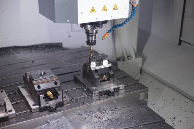 Poznan, Polonya 06 Ağustos 2021: ITM Industry Europe, High TECH ExPO. Metal delme, delme.